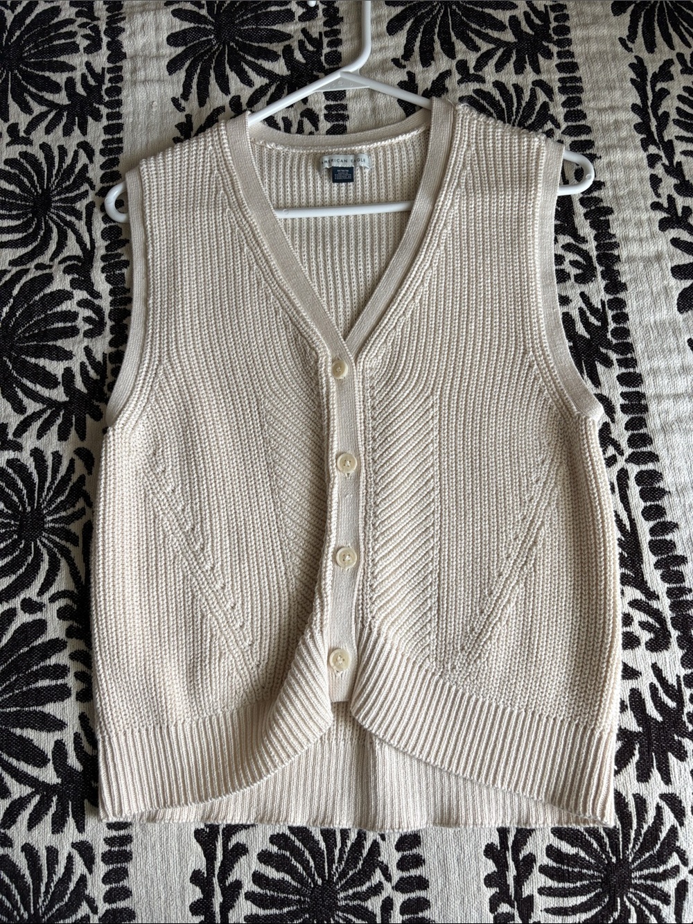 American Eagle Cream Sleeveless Vest